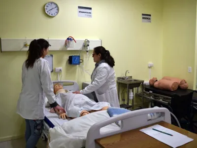 Salas de Simulación Clínica para Técnico en Enfermería cuentan con docentes especializados 