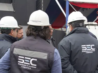 SEC instruye a eléctricas devolver lo cobrado en última alza tras congelamiento de las tarifas de la luz
