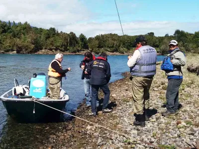 Sernapesca refuerza difusión y control de pesca recreativa por aumento de turistas en la región de Los Lagos