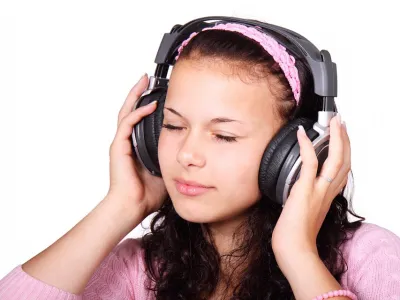 Solo 8 segundos de uso de audífonos a máximo volumen pueden dañar severamente la audición