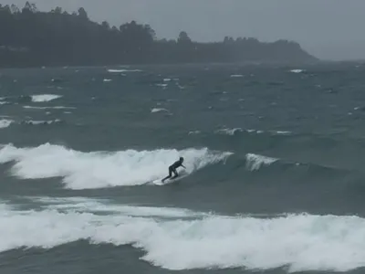Surfistas dieron inicio a la temporada de olas de agua dulce en el Lago Llanquihue