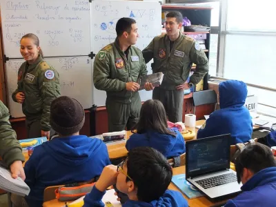 Tercera Brigada Aérea de la FACh inició Mes del Aire con visita a Pediatría en el HPM