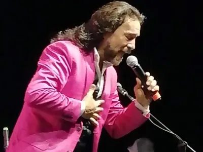 Tributo a Marco Antonio Solís canta  al amor en Dreams
