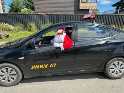 Viejito Pascuero se convierte en chofer de Colectivo cada diciembre en la ciudad de las rosas: “quiero sacar una sonrisa a todo Puerto Varas”